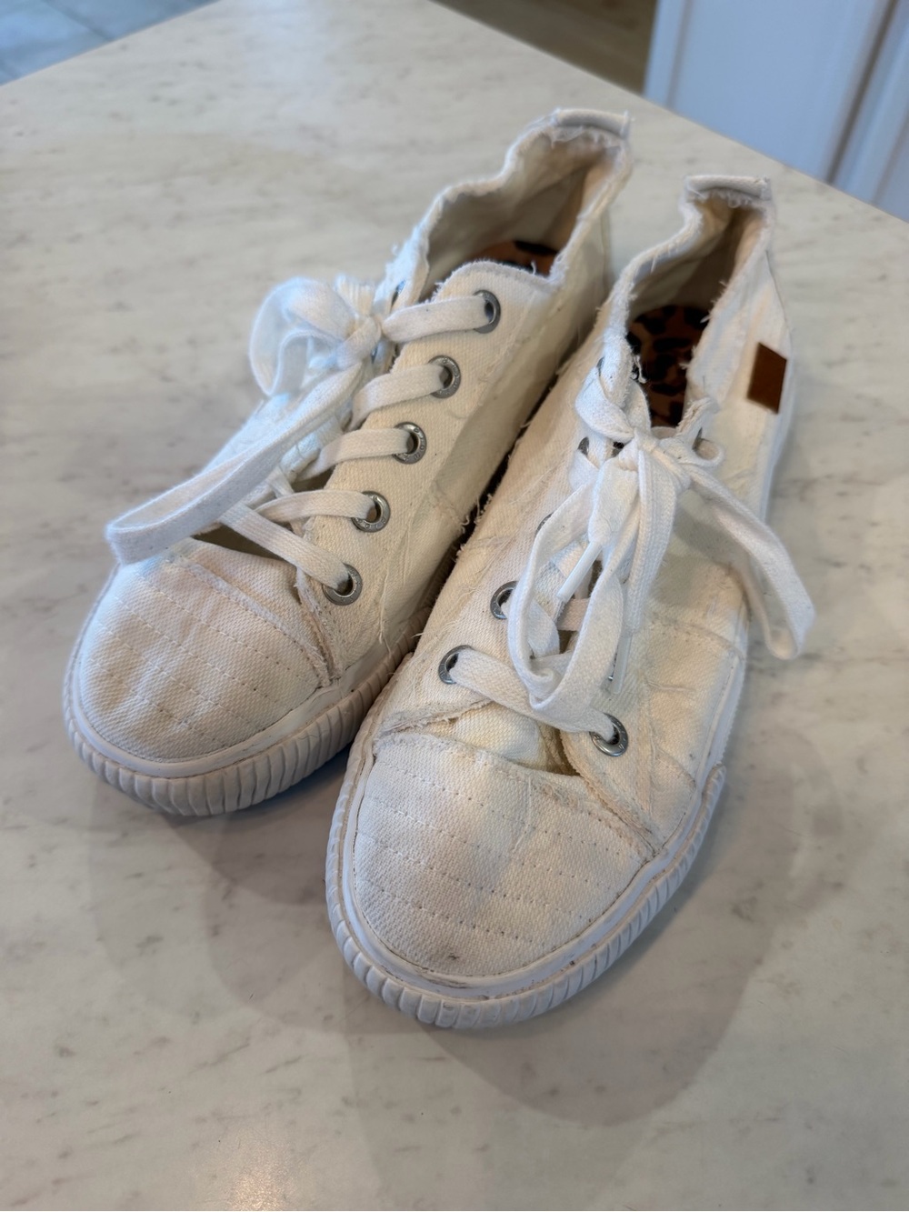 Blowfish Malibu White Canvas Lace-Up Sneakers Women’s size 10